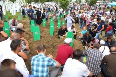 Porodice okupljene na ukopu u Potočarima. Porodice okupljene na ukopu u Potočarima.